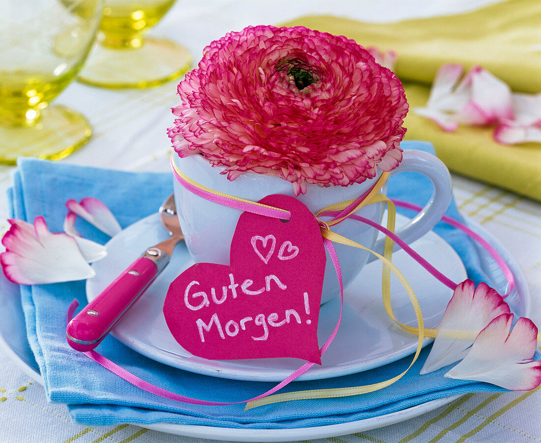 Ranunculus in espresso cup, heart with text 'Guten Morgen'
