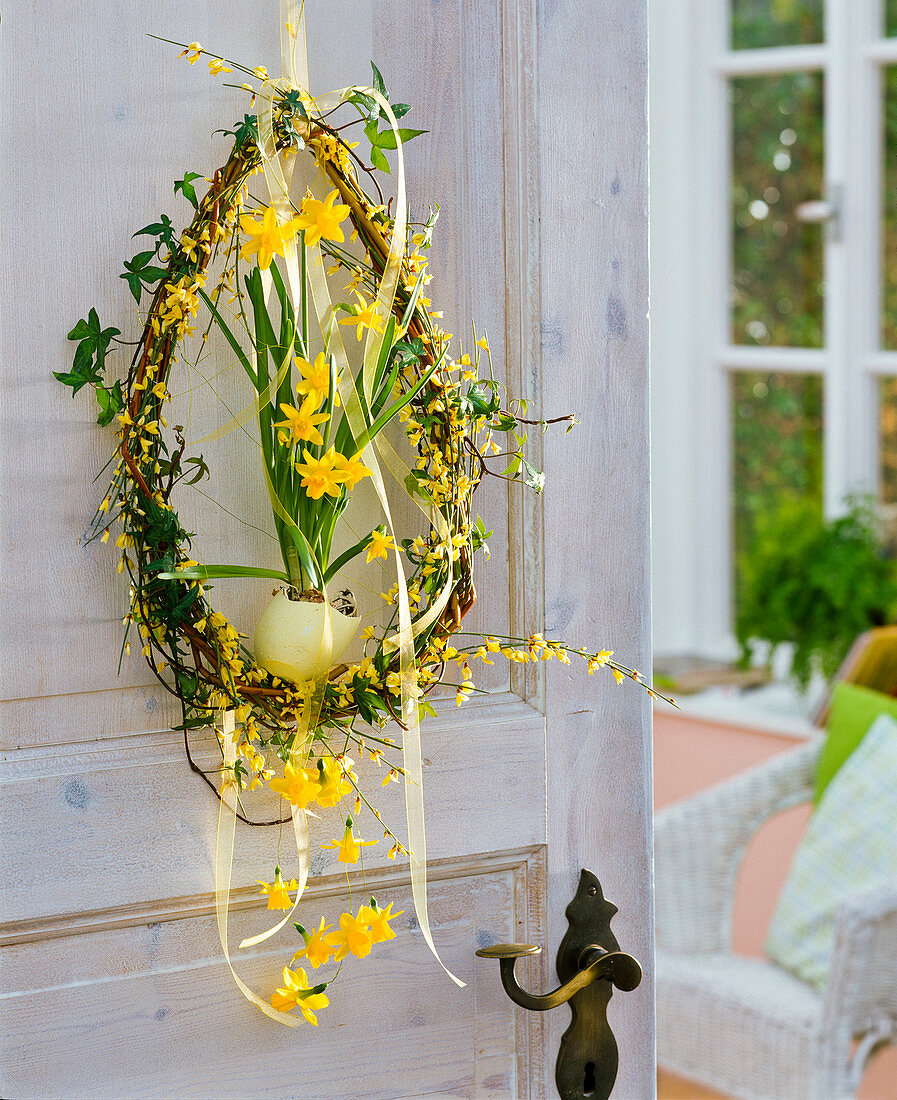 Door wreath in egg shape with Salix, Hedera, Cytisus