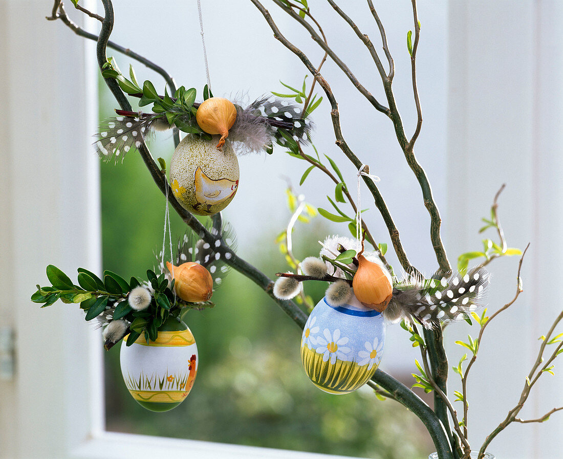 Ostereier mit Salix (Weidenkätzchen), Buxus (Buchs), Allium (Zwiebeln)