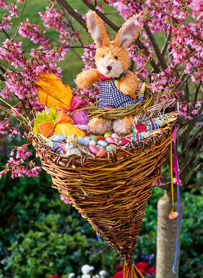 Homemade wicker as an airy Easter basket