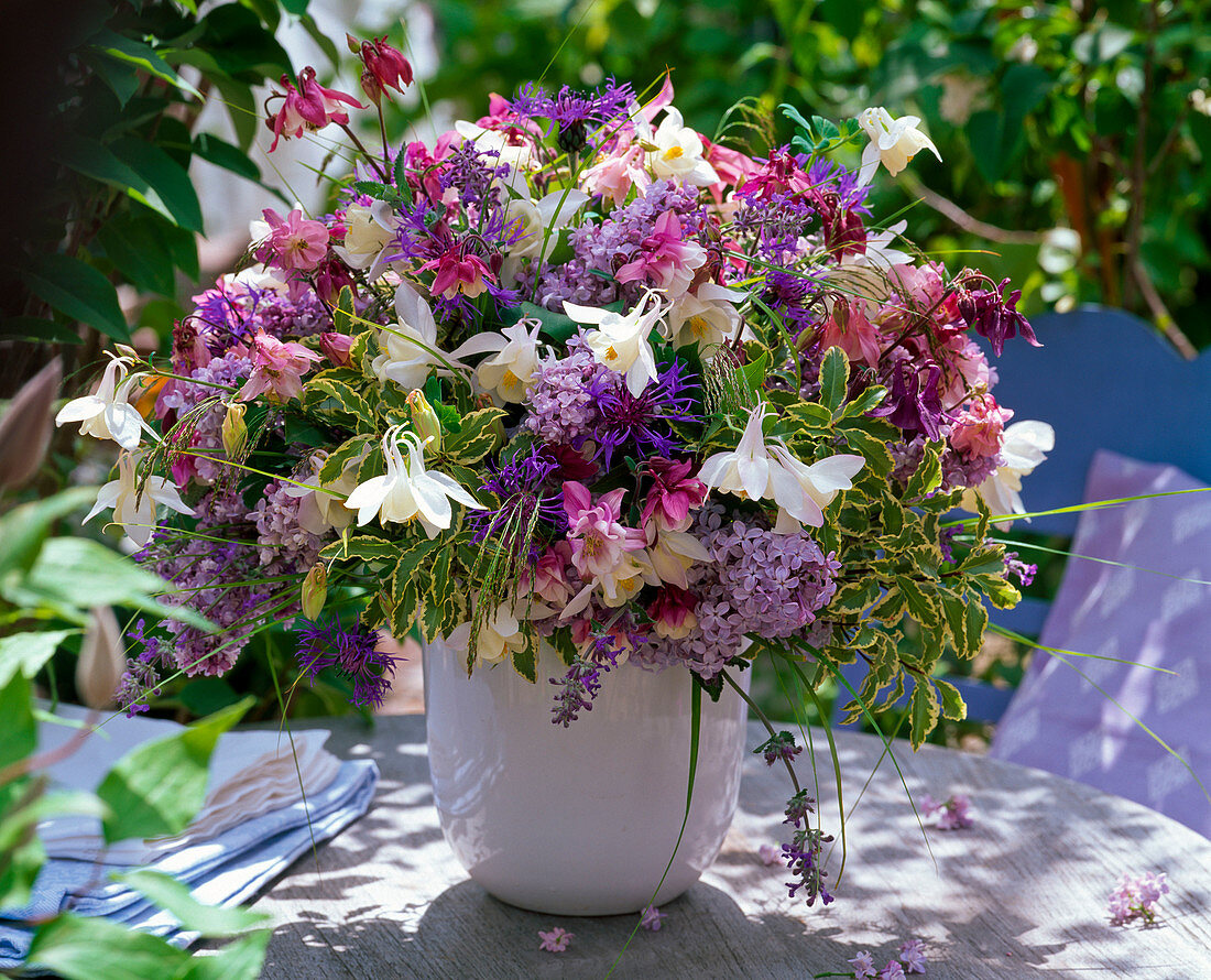 Strauß aus Aquilegia (Akelei), Syringa (Flieder), Centaurea (Flockenblume)