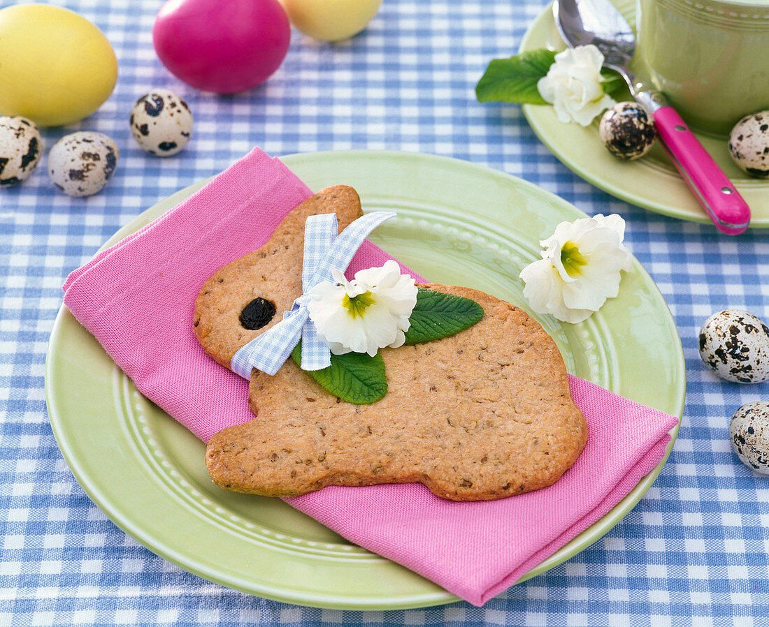 Grünes Osterfrühstück mit Hasen und Eiern