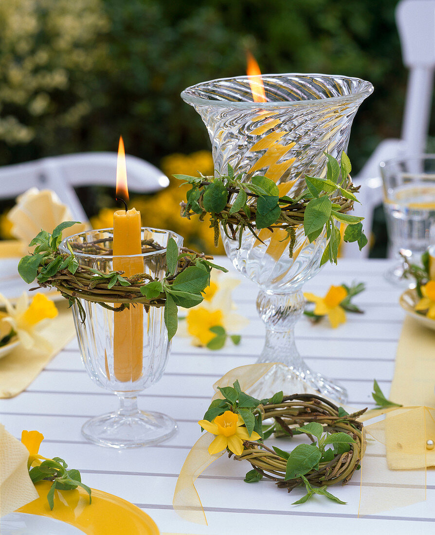 Yellow table decoration with fan-shaped folded napkins