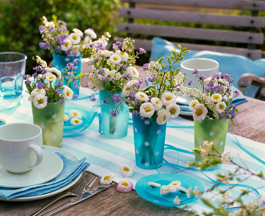 Tischdekoration mit Sträußen aus Bellis (Tausendschön), Myosotis