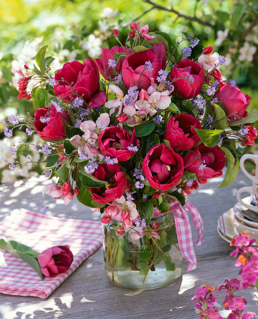 Strauß aus Tulipa (Tulpen), Myosotis (Vergißmeinnicht), Malus (Apfel)