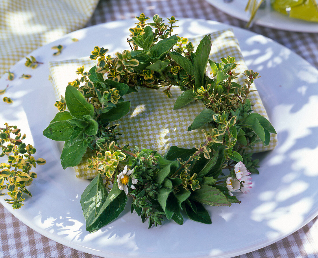 Napkin decoration with a small Mentha and Origanum wreath