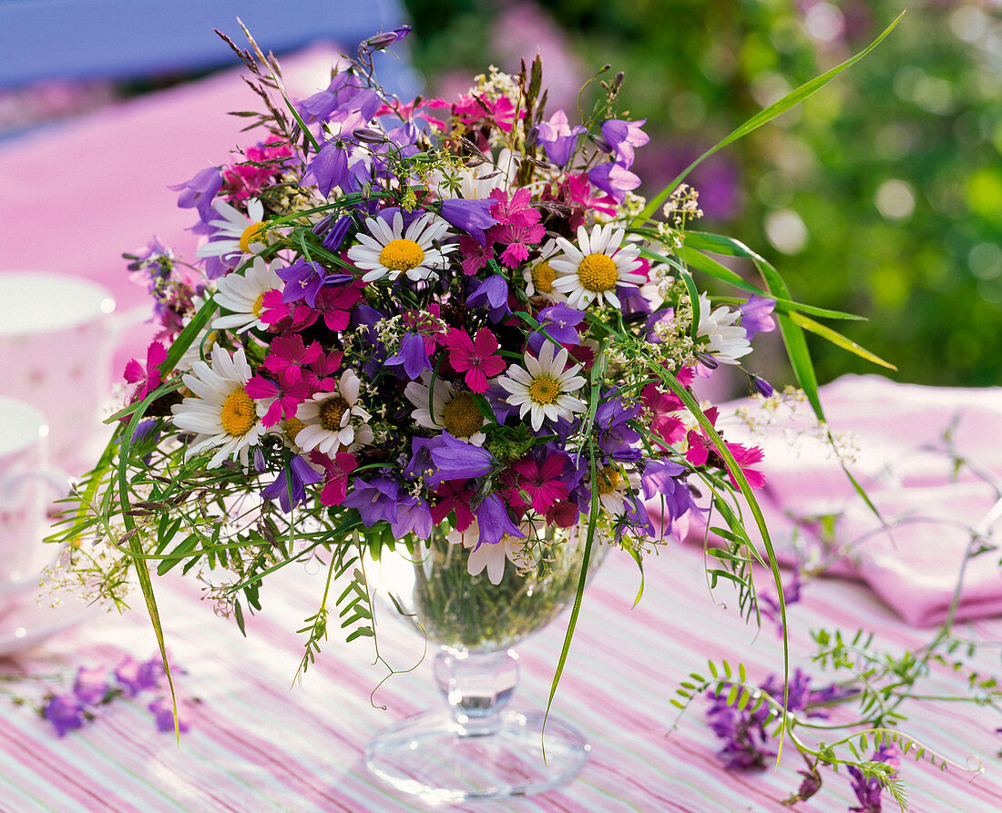 Wiesenblumenstrauß aus Campanula (Glockenblumen), Dianthus (Nelken)