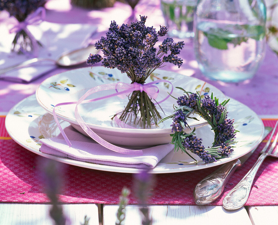 Tischdekoration mit Stehstrauß und Kranz aus Lavandula (Lavendel)