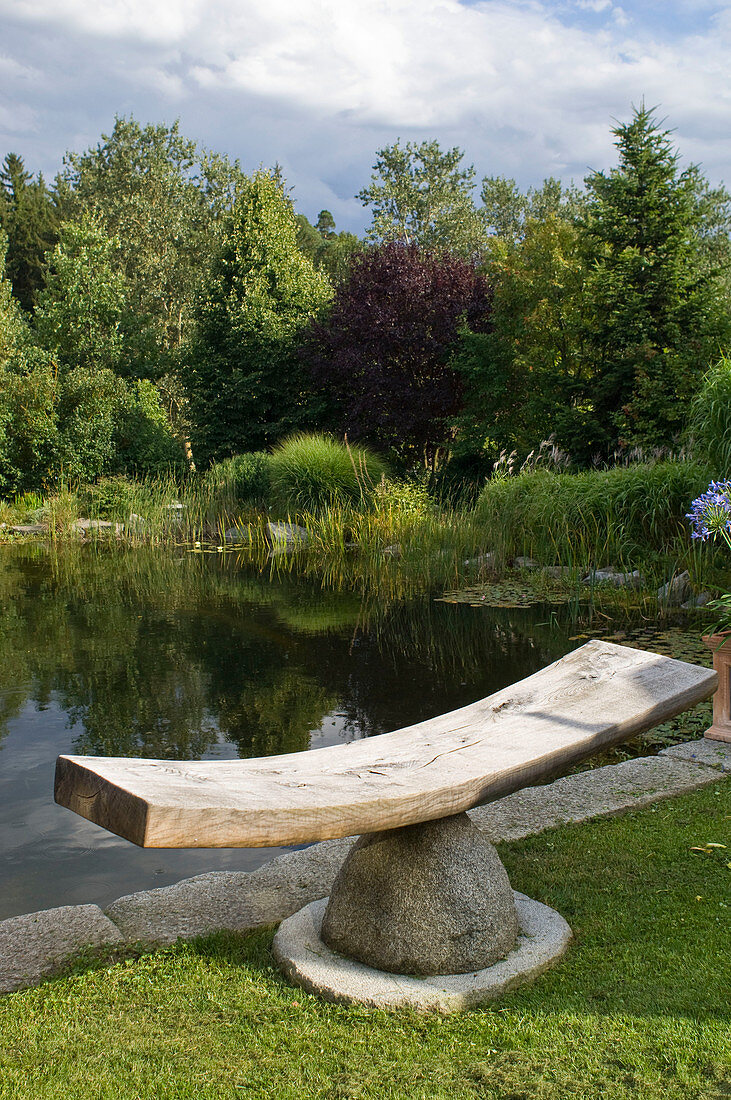 Skulptur aus Granit und Holz am Schwimmteich