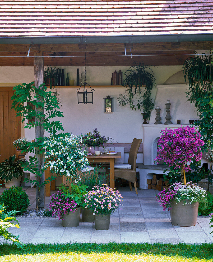 Große Loggia im Erdgeschoß als offenes Wohnzimmer