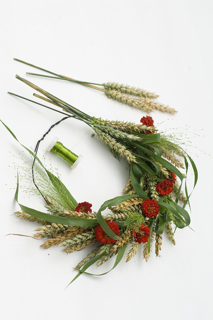 Baneberry and zinnias wreath