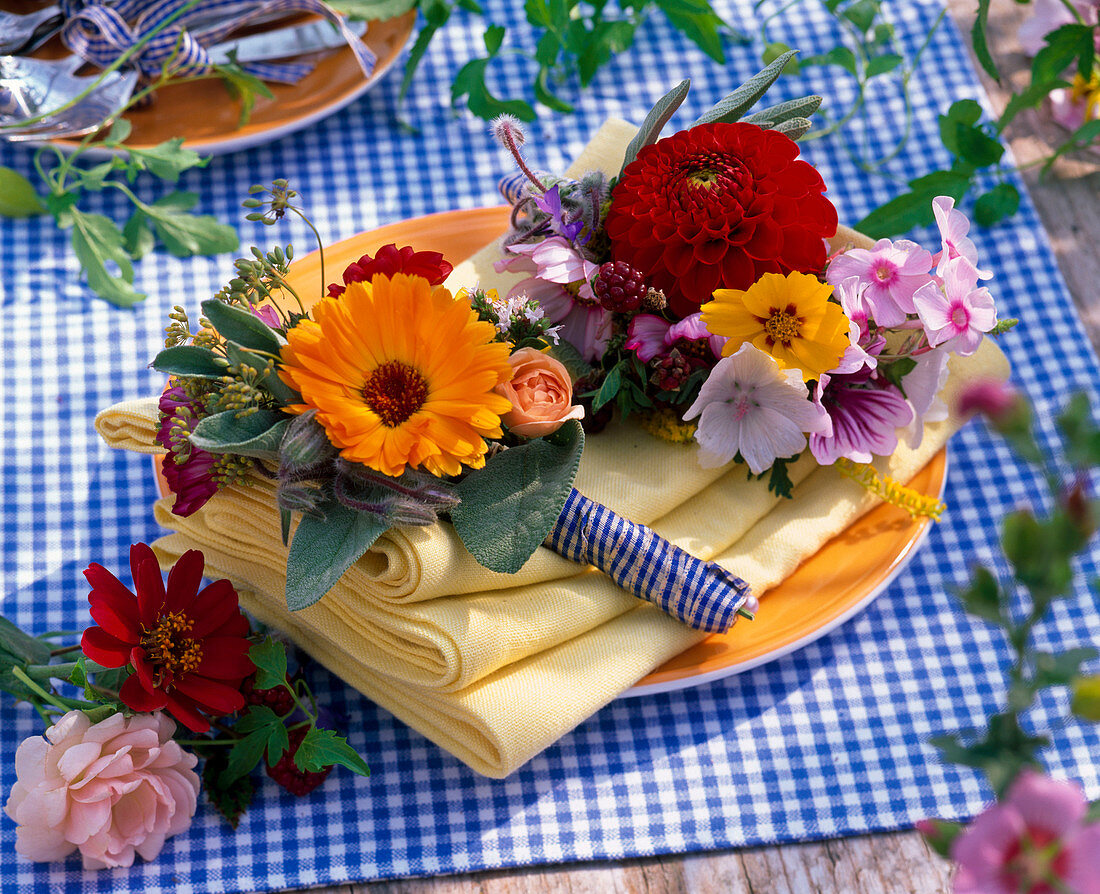 Kleine Sträuße aus Calendula (Ringelblumen), Zinnia (Zinnien), Dahlia