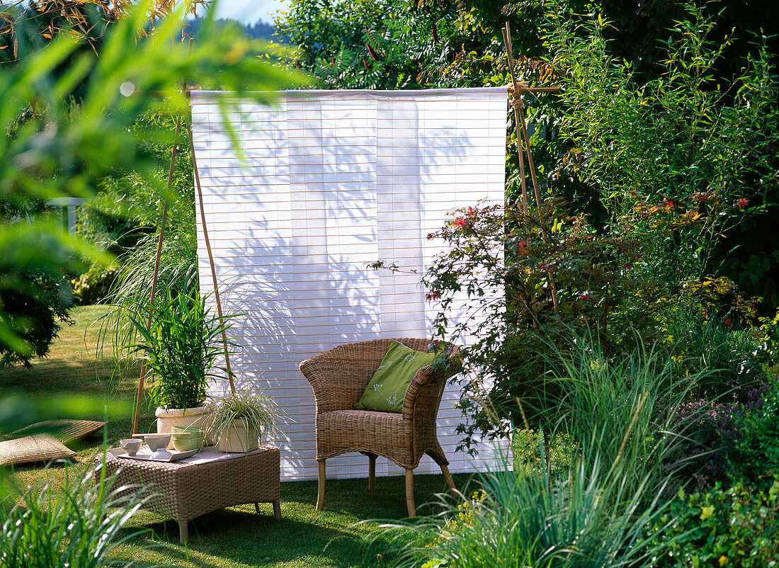 Asiatischer Sitzplatz im Garten mit Sonnenschutz