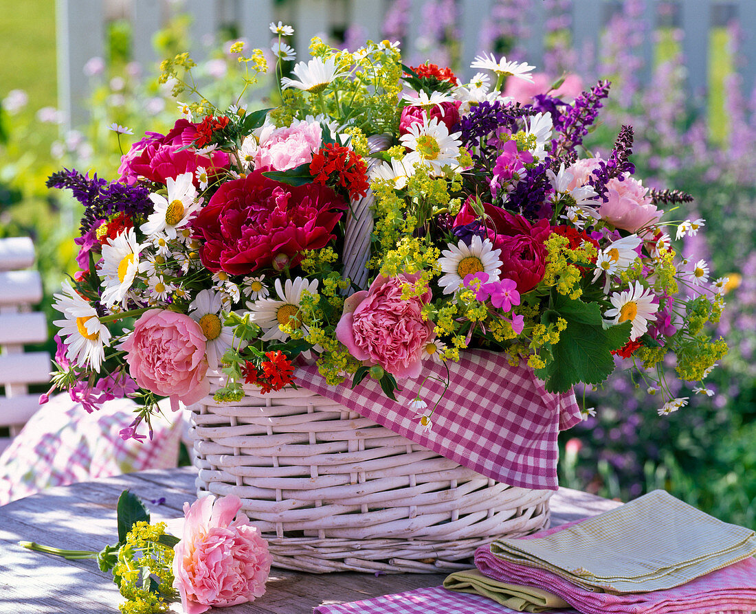 Gesteck aus Paeonia (Pfingstrosen), Alchemilla (Frauenmantel), Leucanthemum