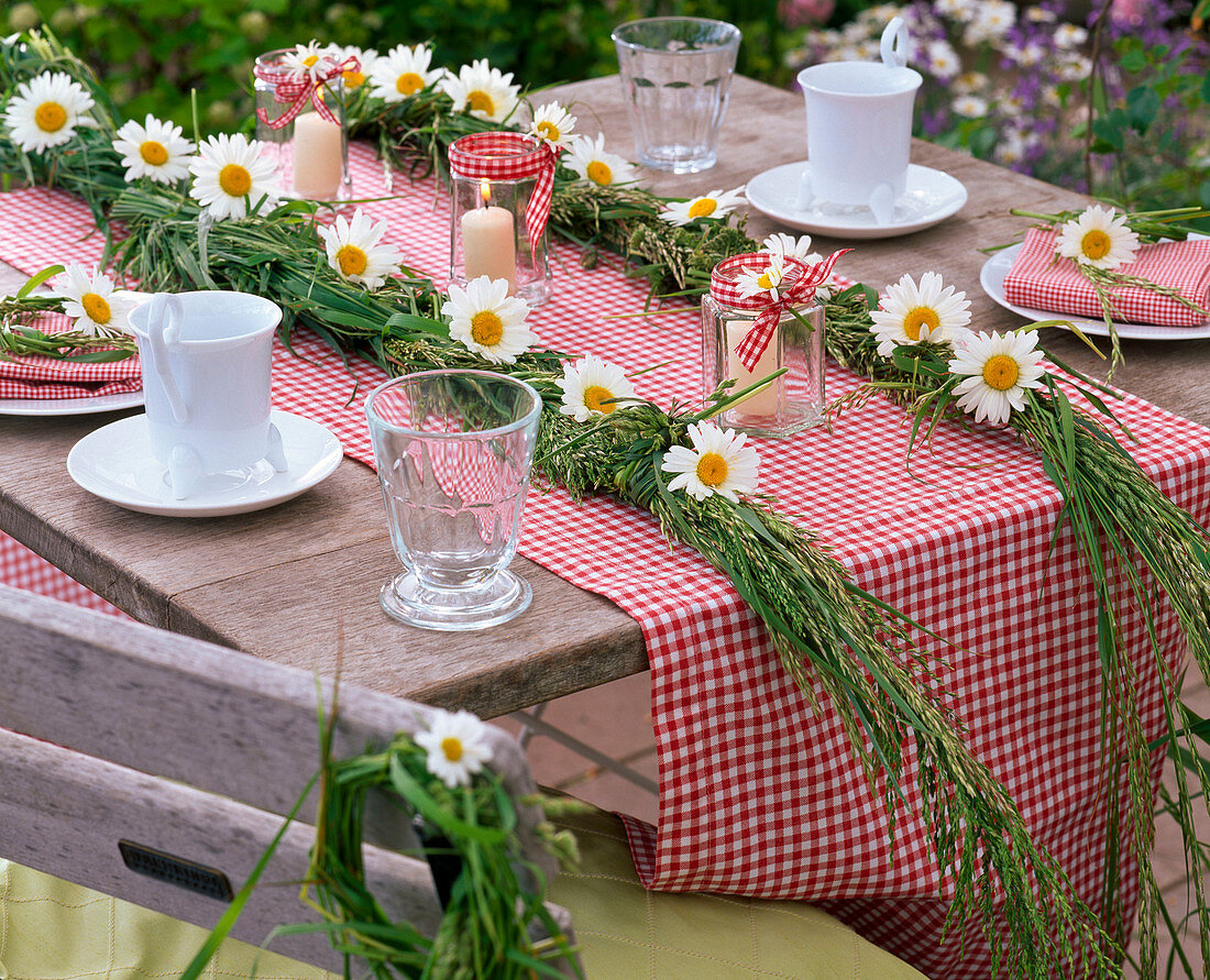 Zöpfe aus Gras mit Leucanthemum (Frühlings - Margeriten)