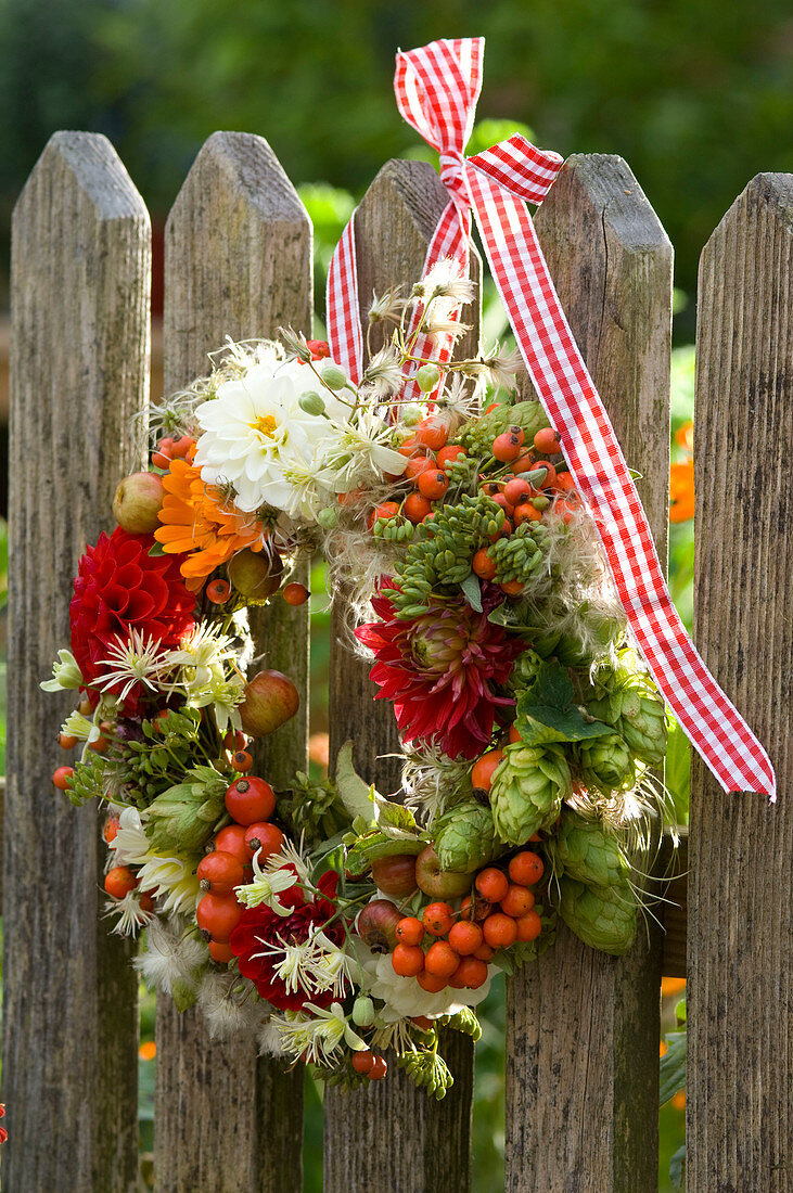 Wreath made of dahlia, humulus (hops), roses (rosehip)