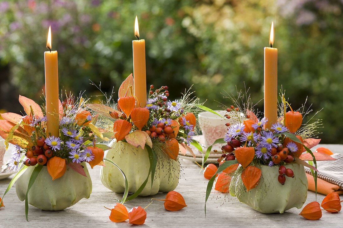 Kleiner Strauß aus Aster (Herbstastern), Physalis (Lampions), Rosa