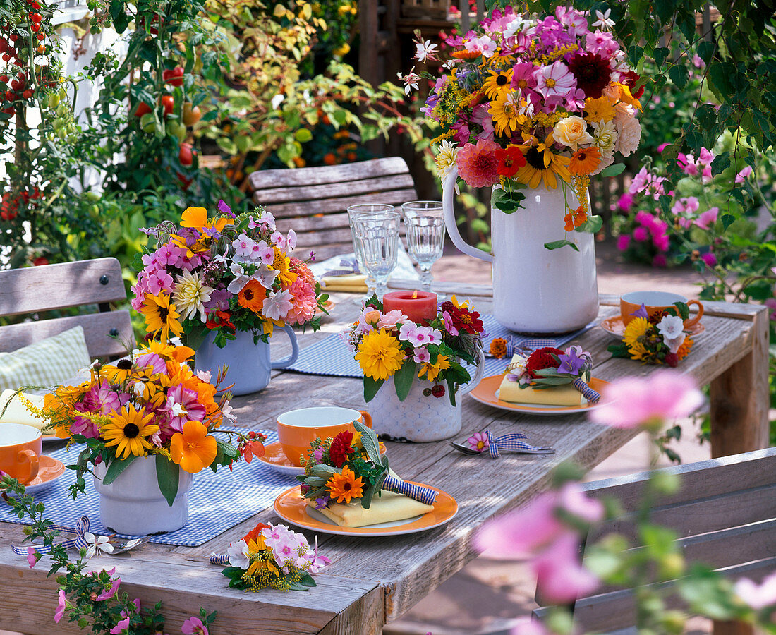 Table decoration with bouquets of Heliopsis, Helianthus