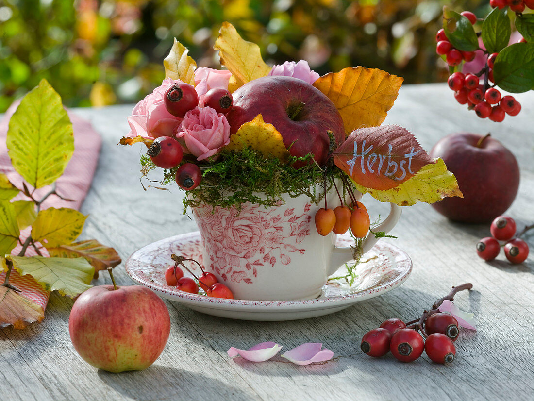 Kleines Herbstgesteck in Tasse