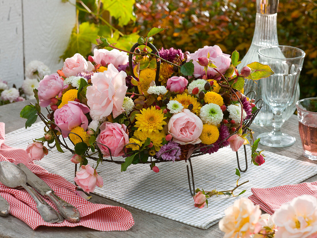 Kranz aus Rosa (Rosen und Hagebutten), Chrysanthemum