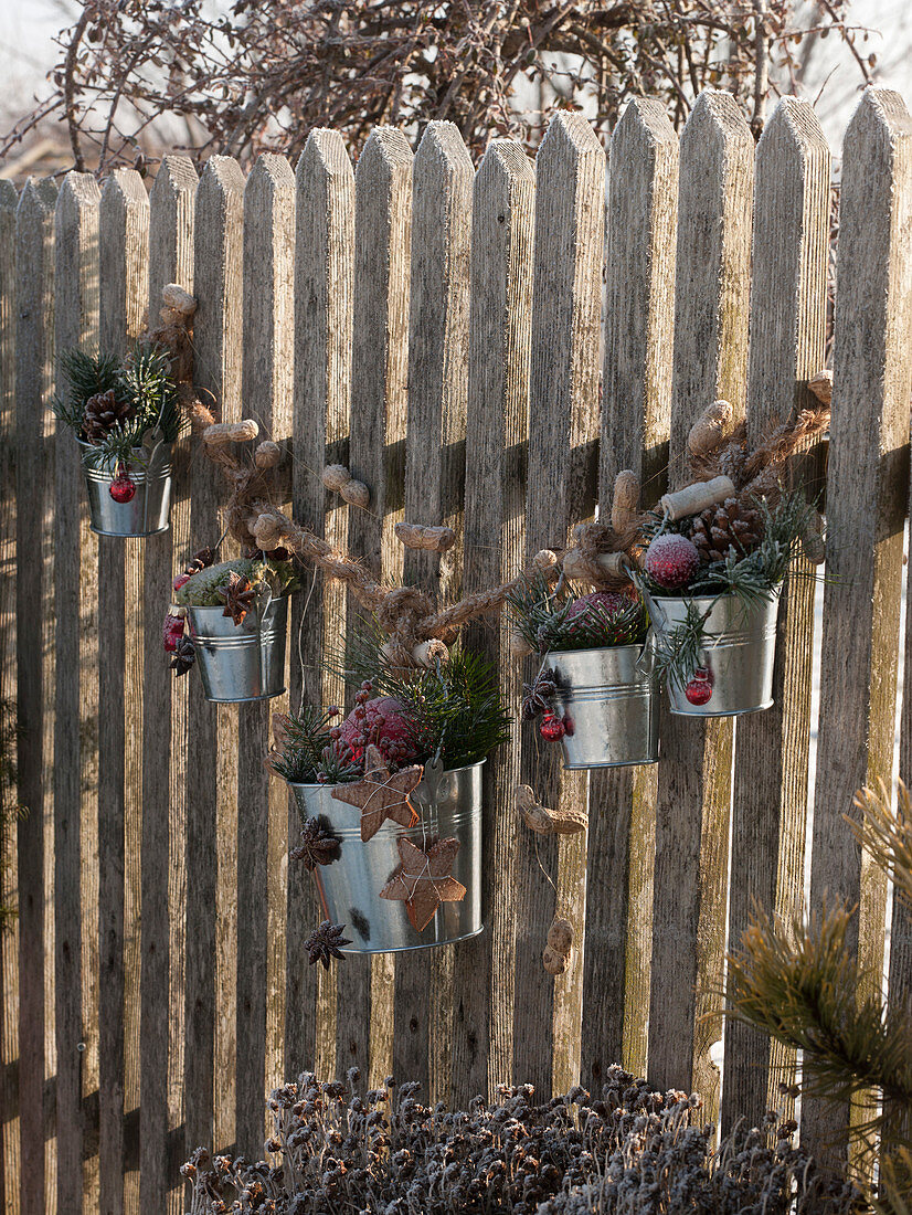Staketen - Zaun weihnachtlich dekoriert