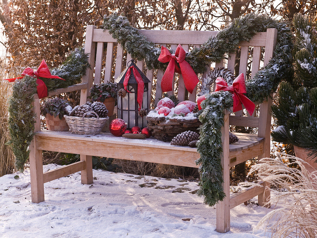 Holzbank weihnachtlich dekoriert mit Girlande