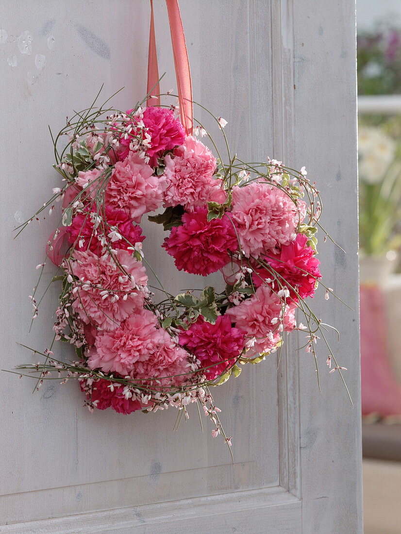 Herz aus Dianthus (Nelken), Cytisus (Ginster) und Pittosporum