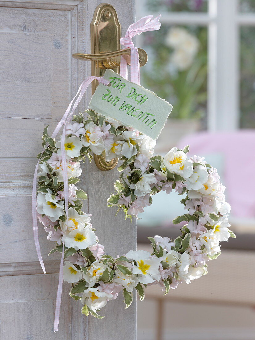 Herz aus Primula (Primeln), Hyacinthus (Hyazinthen) und Pittosporum