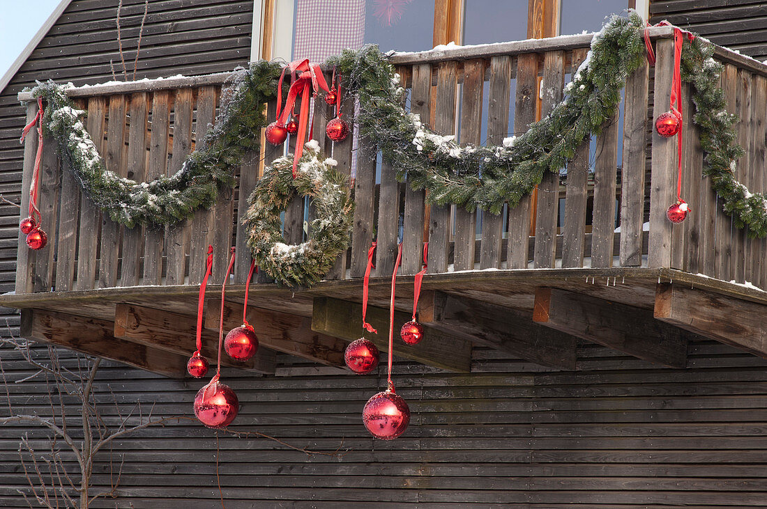 Balkon weihnachtlich geschmückt