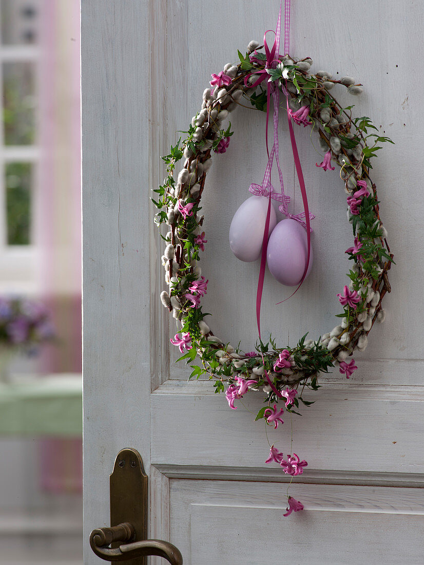 Easter wreath from Salix (kitten pasture), Hedera (ivy)