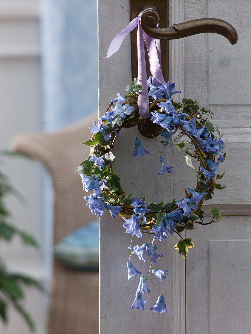 Small wreath from Cornus, Hedera, Hyacinthus