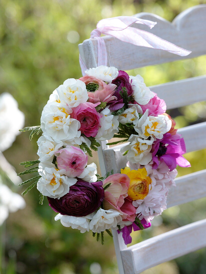 Wreath from Narcissus 'Bridal Crown', Ranunculus