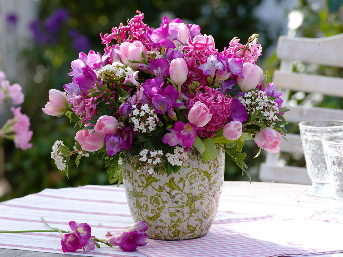 Duftstrauß aus Freesia (Freesien), Hyacinthus (Hyazinthen), Tulipa (Tulpen