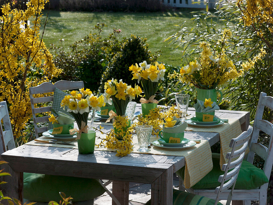 White-yellow table decoration with narcissus