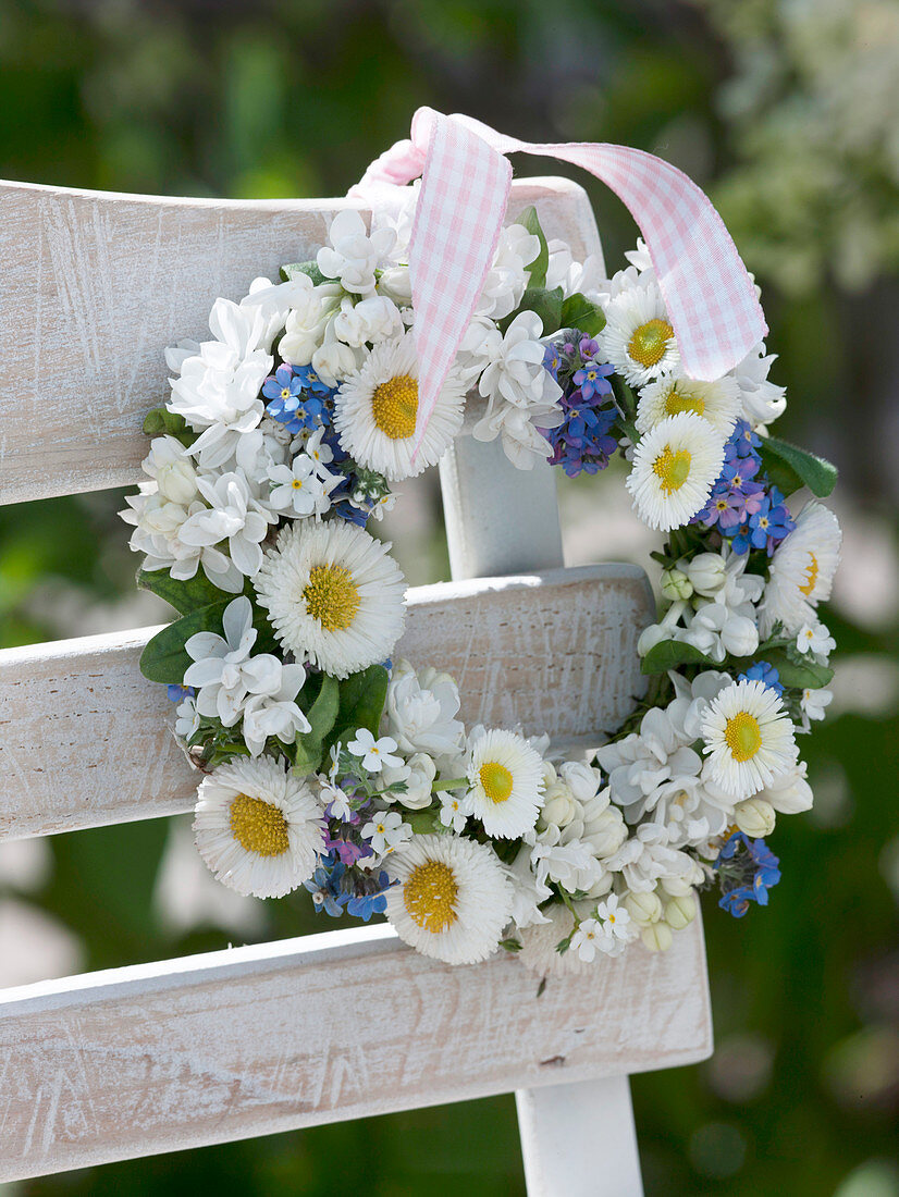 Blau-weißer Frühlingskranz aus Syringa (Flieder), Bellis (Tausendschön)