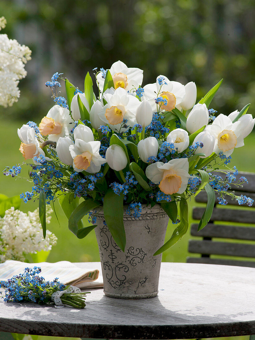 Bouquet from Tulipa 'White Dream', Narcissus 'Salome'