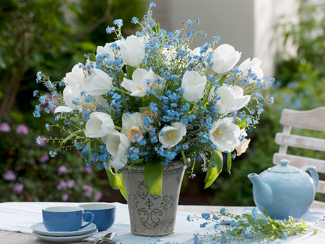 Strauß aus Tulipa 'White Dream' (Tulpen), Myosotis (Vergißmeinnicht)