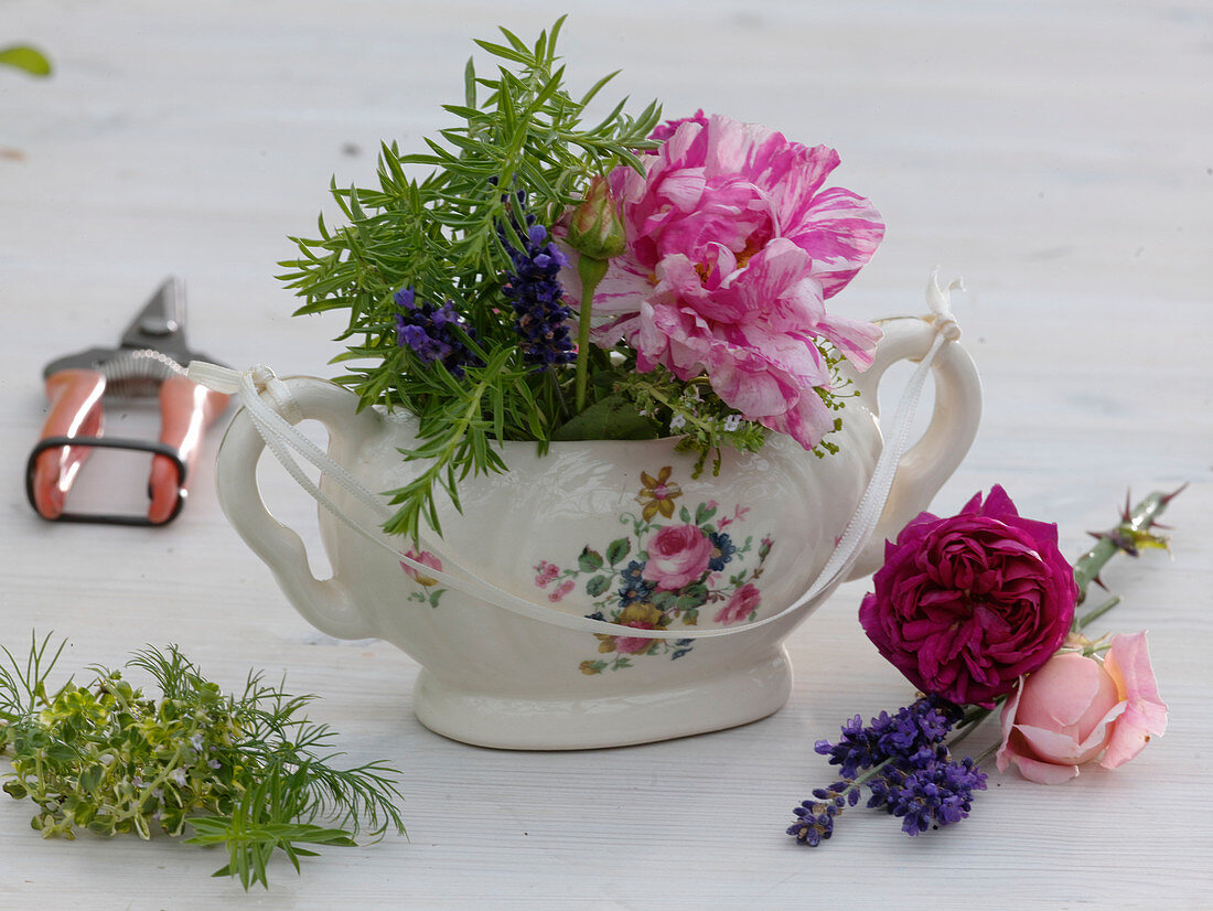 Porcelain sauce boat diverted with roses and herbs
