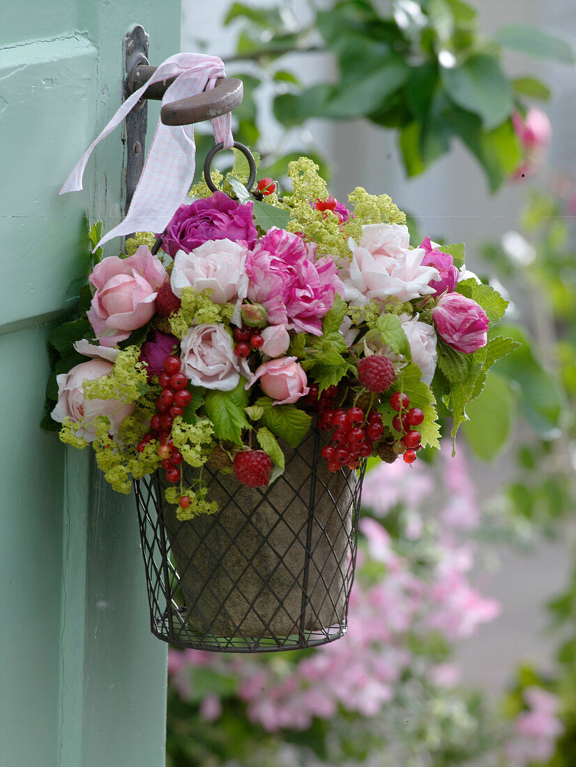 Bouquet with pink (scented rose), Ribes (currant), Rubus