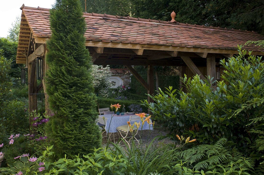 Offenes Gartenhaus als überdachte Terrasse, Thuja 'Smaragd' (Lebensbaum)