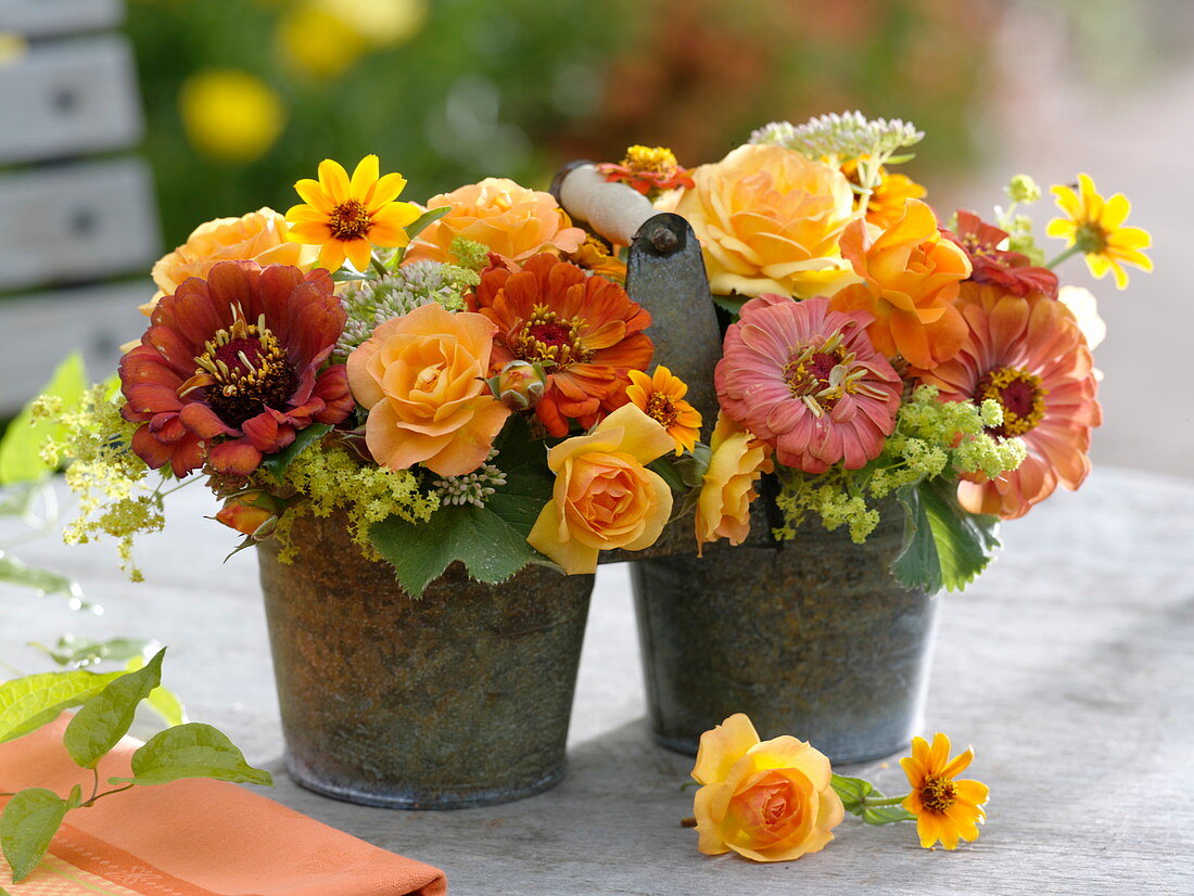 Herbstgesteck aus Rosen und Zinnien