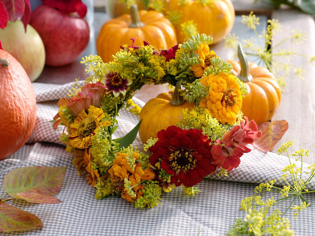 Kleiner Kranz aus Zinnien und Fenchel