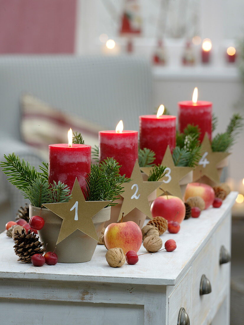 Schneller Adventskranz mit Tontöpfen : rote Kerzen in Tontöpfen