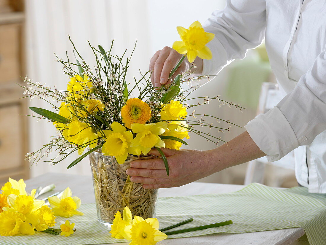 Gelber Frühlingsstrauß in Stroh - Vase 4/5