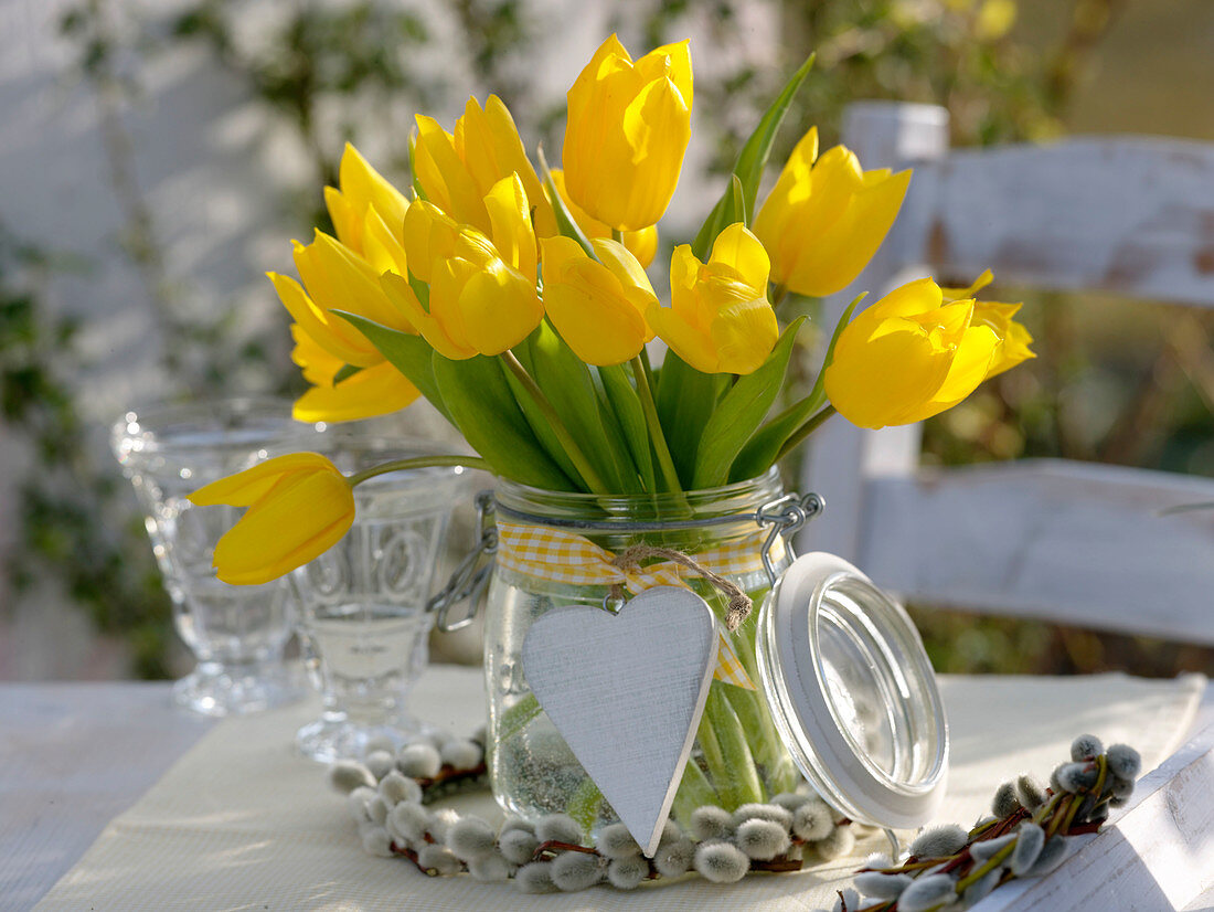 Gelbe Tulipa (Tulpen) in Deckelglas, dekoriert mit Schleifenband