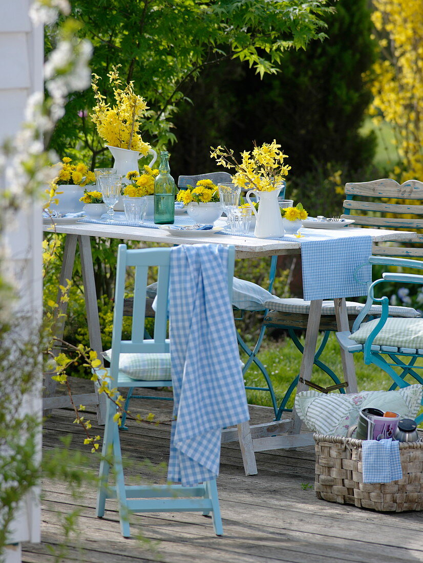 Gelbe Frühlingstischdeko auf der Terrasse