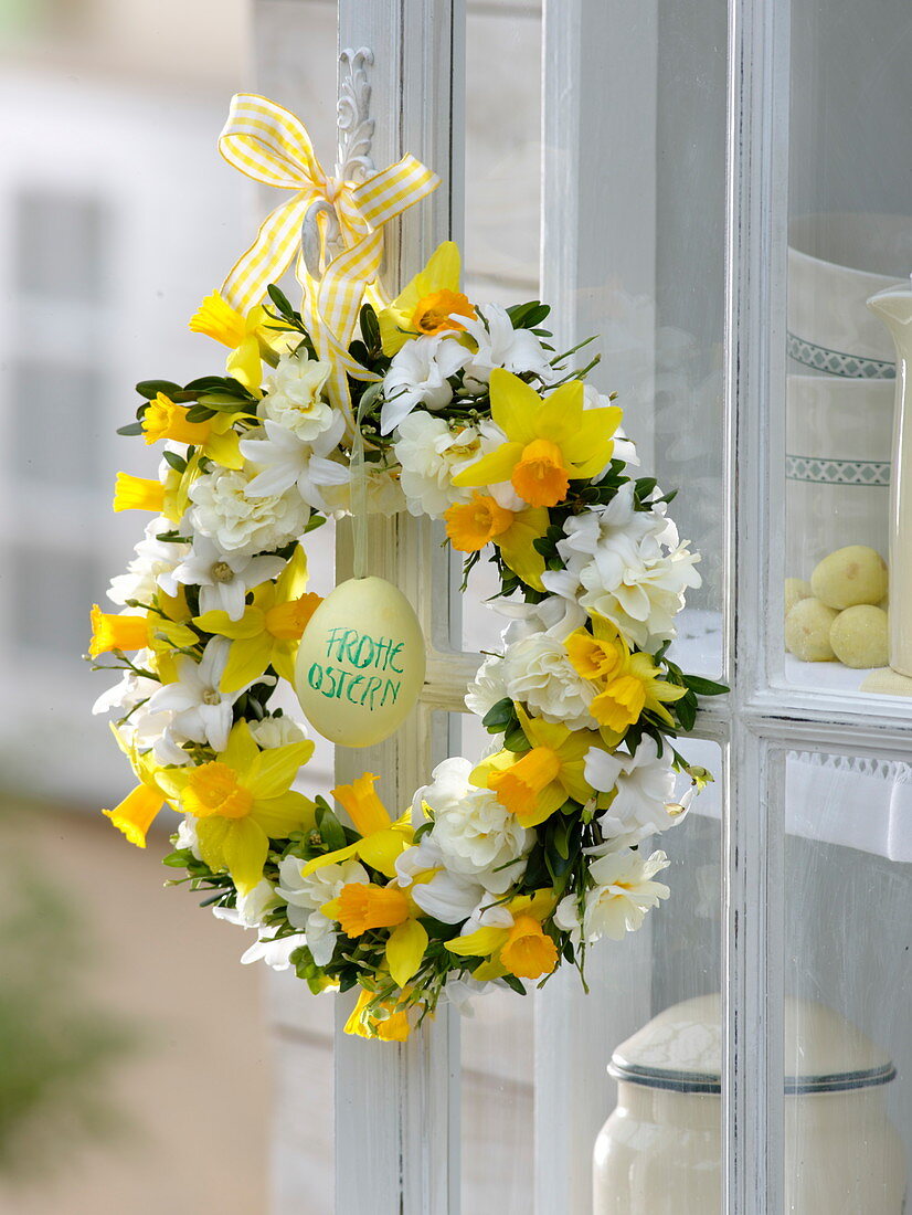 Fragrant Easter wreath in white-yellow