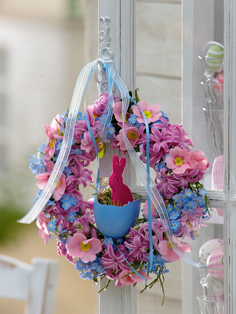 Fragrant Easter wreath with Hyacinthus, Primula