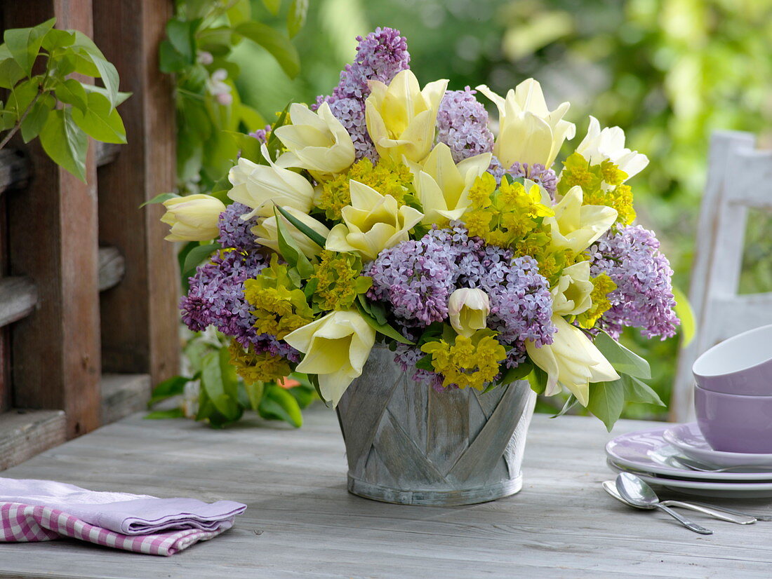 Duftender Strauß aus Syringa (Flieder), Tulipa (Tulpen) und Euphorbia