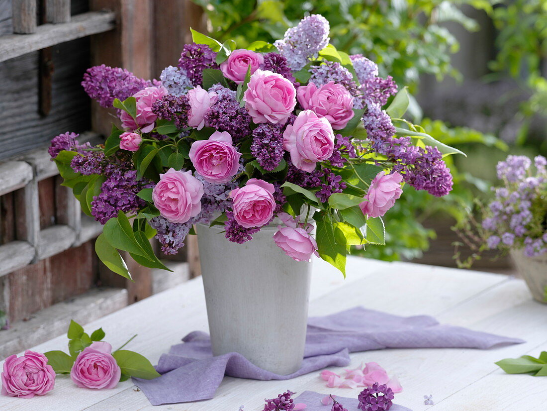 Duftender Strauß aus Syringa (Flieder) und Rosa (gefüllten Rosen)
